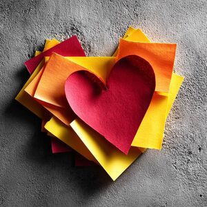 Herz aus bunten Post-it-Zetteln auf Betonwand – KI mit Kopf und Herz, Nicole Angela Buck
