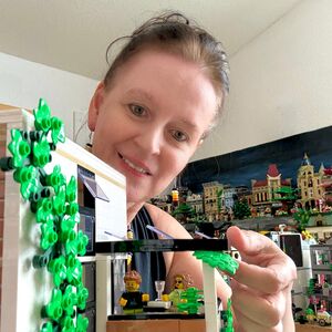 Nicole Angela Buck mit LEGO®-Modellen – kreative Methoden für Dein Business, live erprobt.