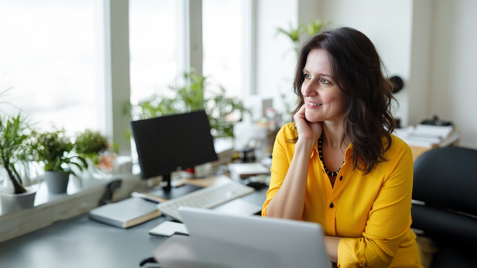 Nicole Angela Buck bei der Arbeit als Kommunikations-Designerin und KI-Trainerin.KI im Content-Marketing: Von der Skeptikerin zur Strategin